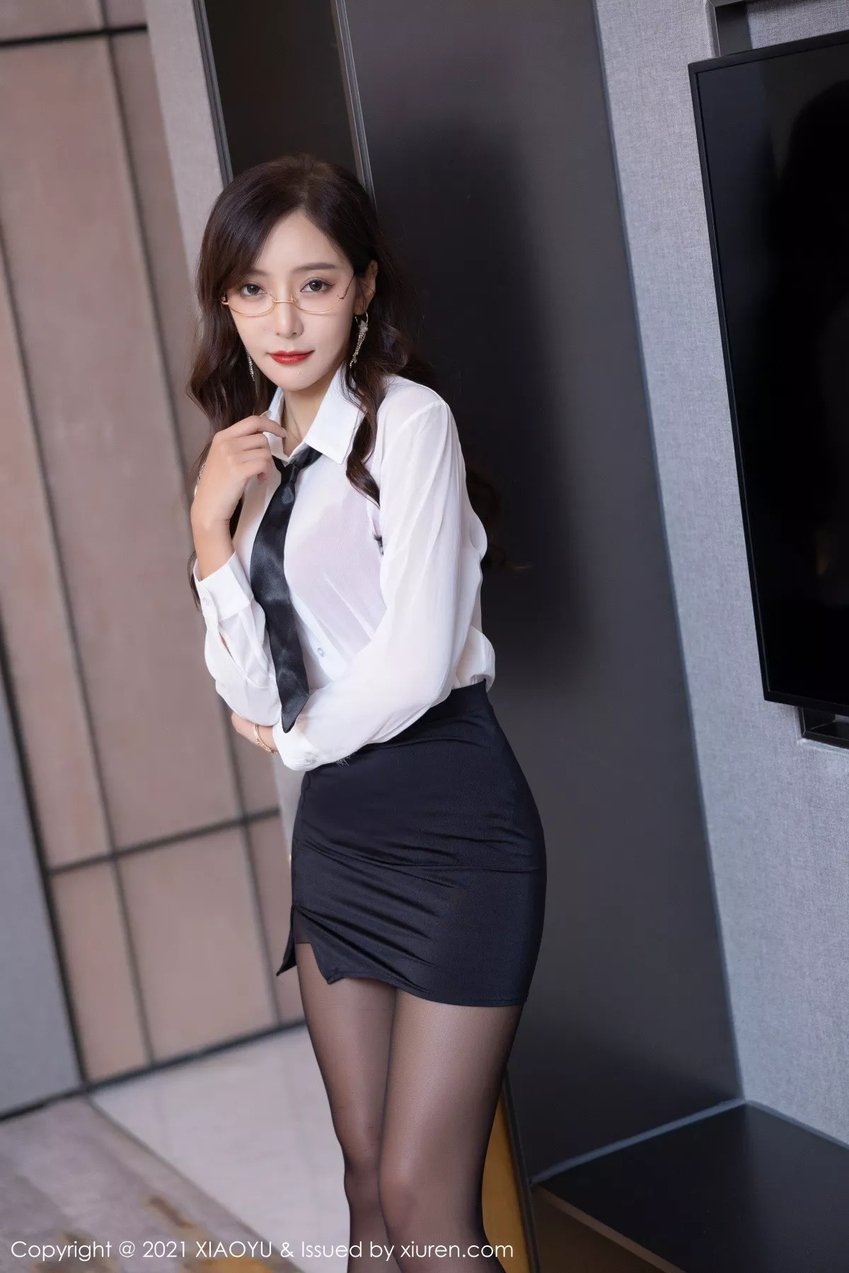 XIAOYU  语画界 Vol.665 眼镜OL 王馨瑶yanni 性感写真11