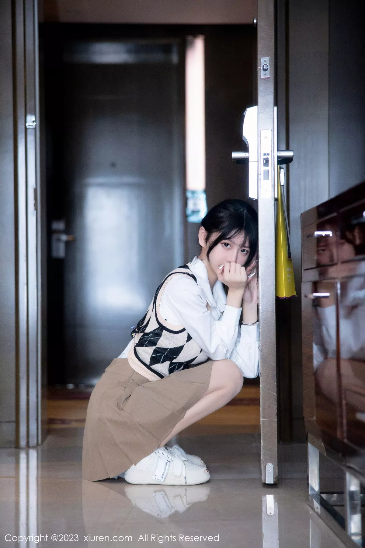 秀人网 谢小蒽 No.6329在线看图，春日蜜语写真集完整呈现清新少女与轻熟风双重魅力