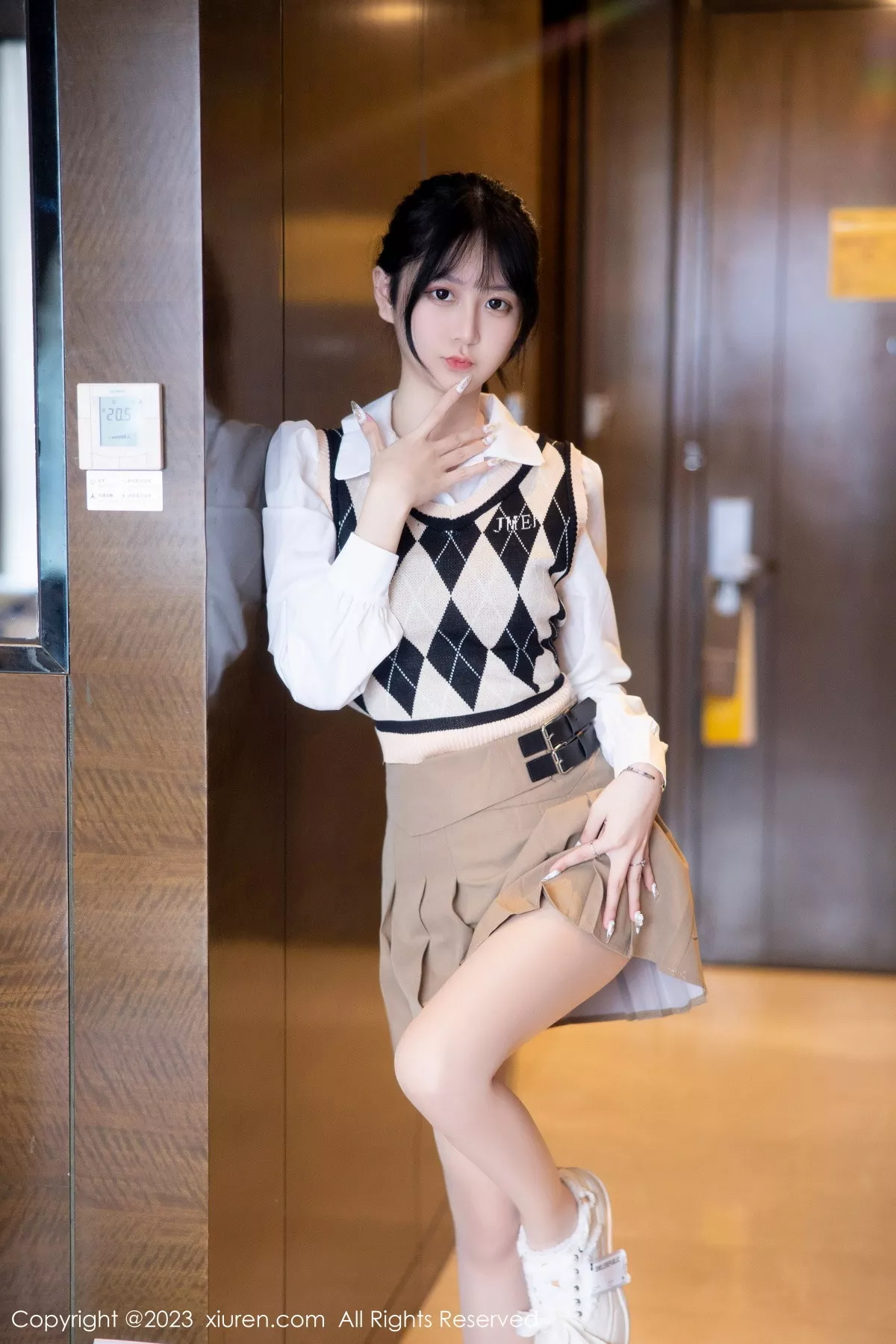秀人网 谢小蒽 No.6329在线看图，春日蜜语写真集完整呈现清新少女与轻熟风双重魅力