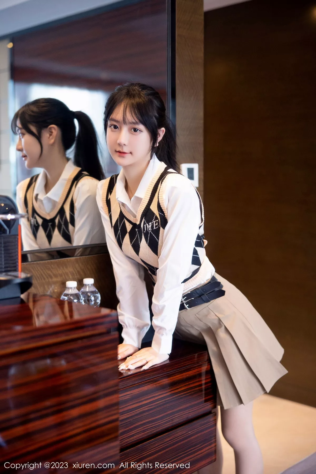 秀人网 谢小蒽 No.6329在线看图，春日蜜语写真集完整呈现清新少女与轻熟风双重魅力