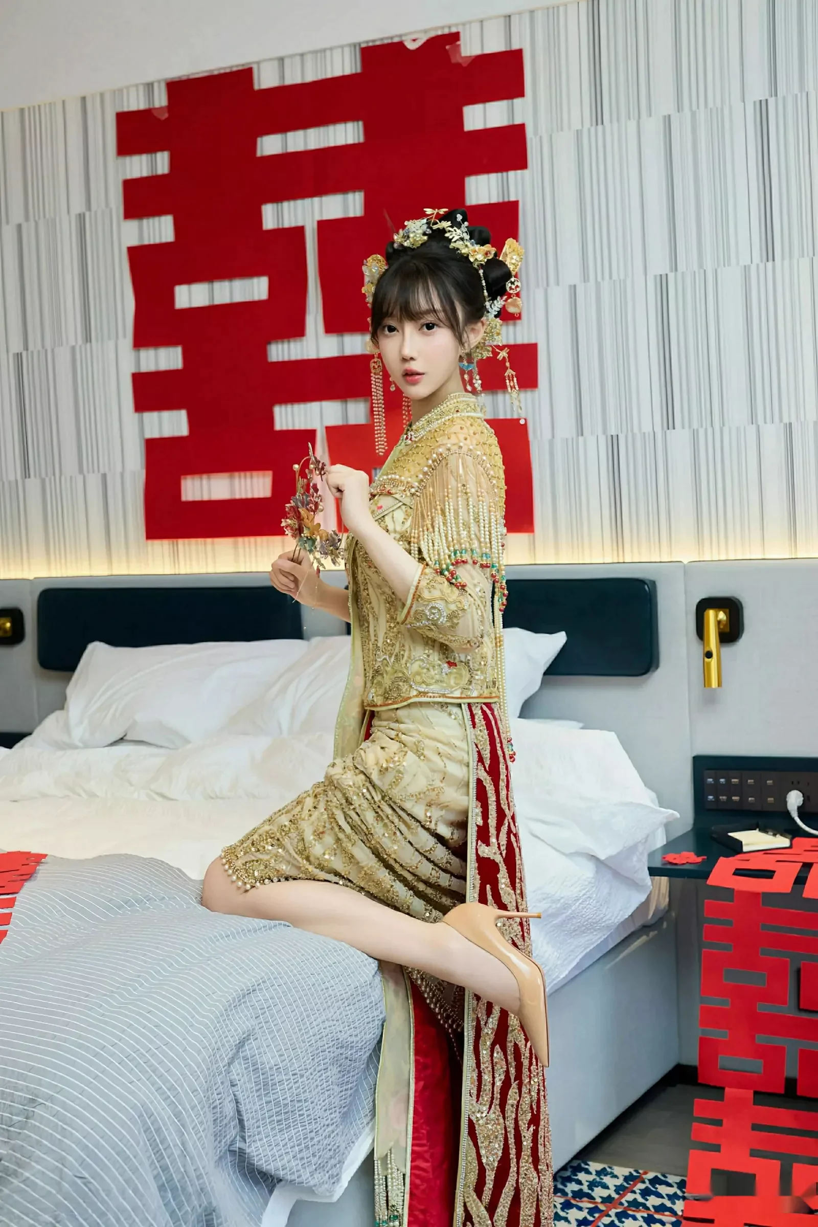 秀人网 玥儿玥er No.10567在线看图，清新少女与复古胶片碰撞出夏日恋曲写真全记录