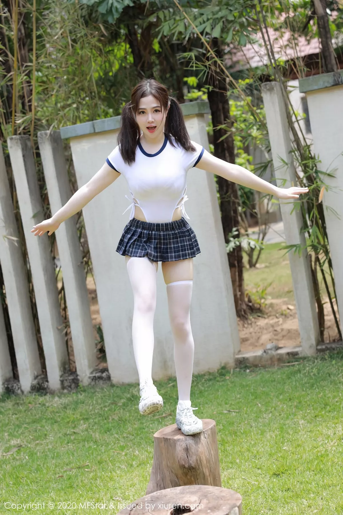 MFStar 模范学院 Vol.305 蛋糕Cake 短裙与筒袜 三亚旅拍写真