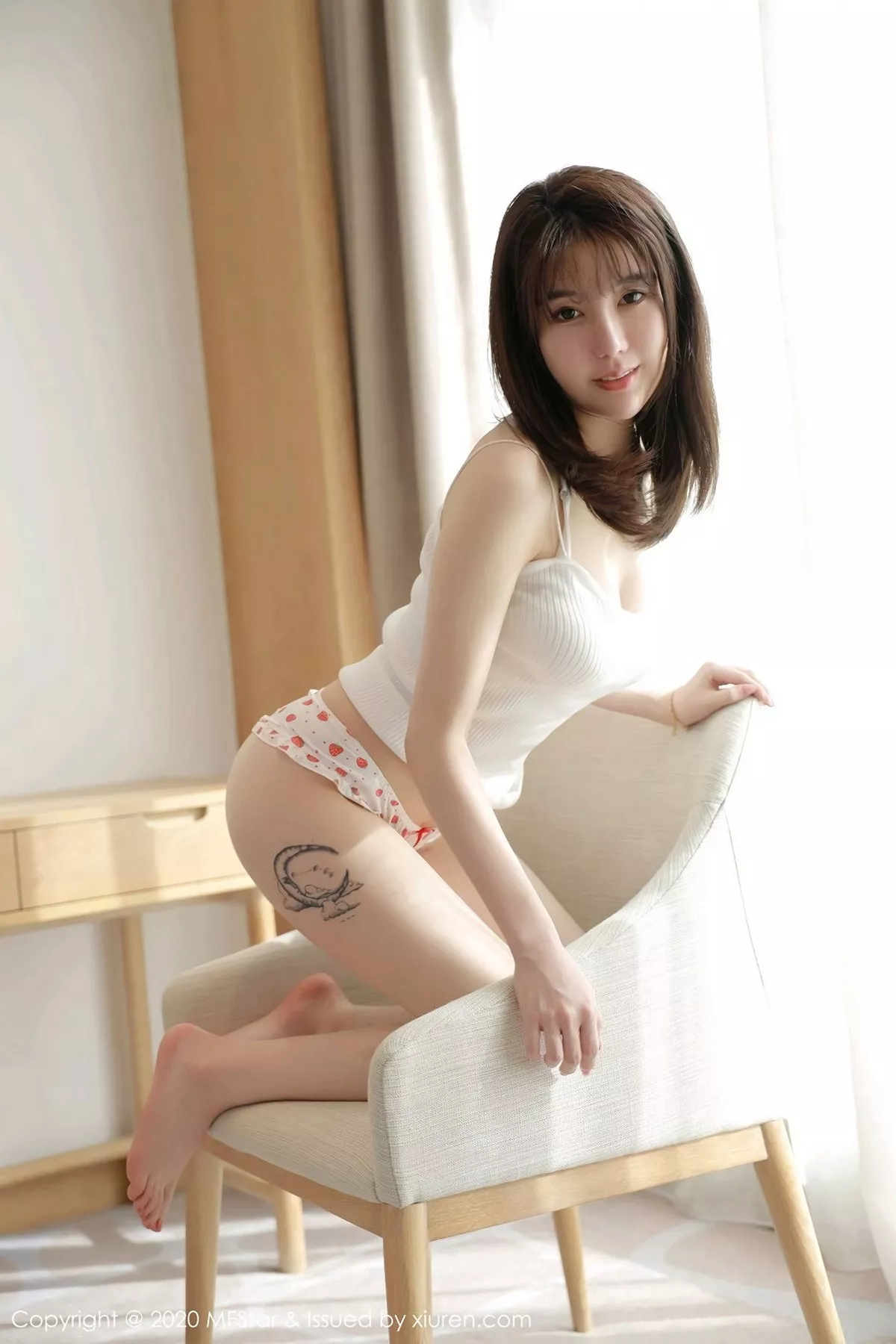 MFStar 模范学院 Vol.410  薛琪琪sandy 白色吊带俏皮草莓