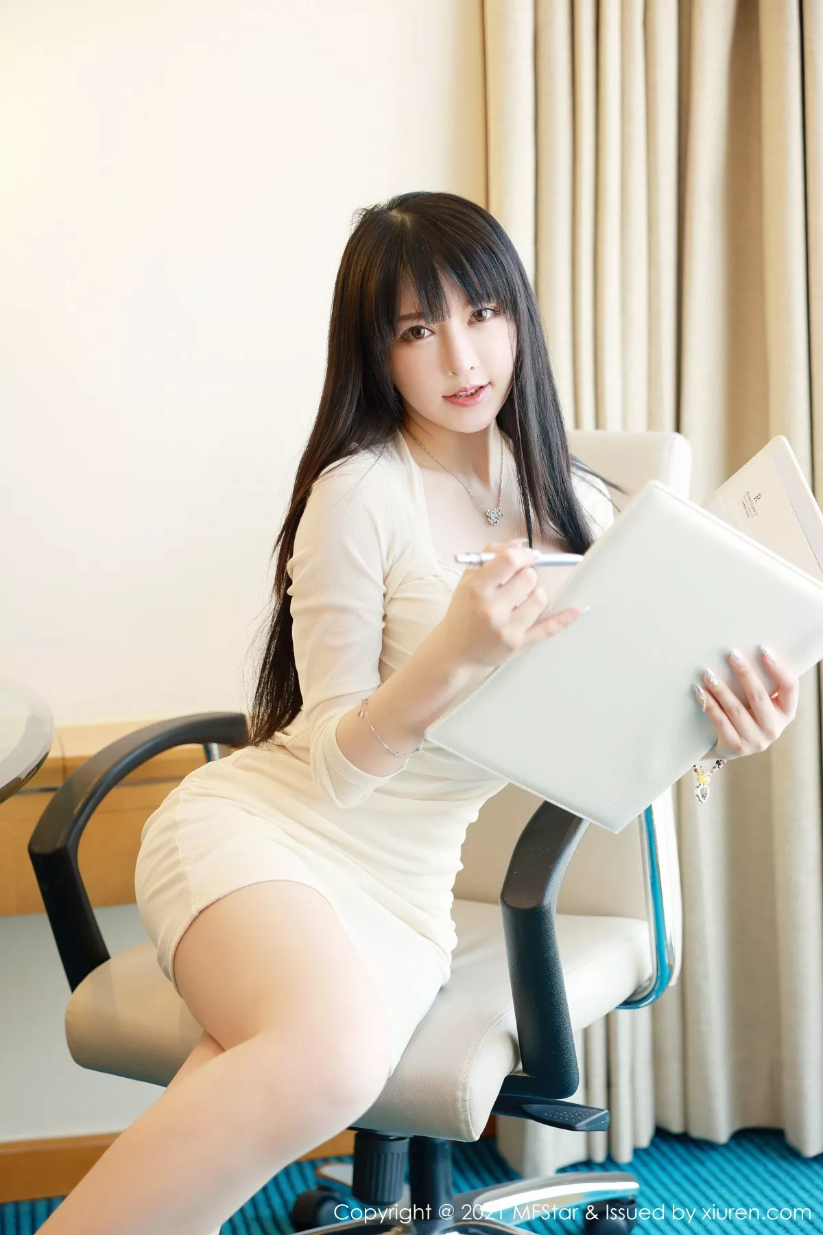 MFStar 模范学院 Vol.472  超低深V 玉兔miki 明艳短裙写真