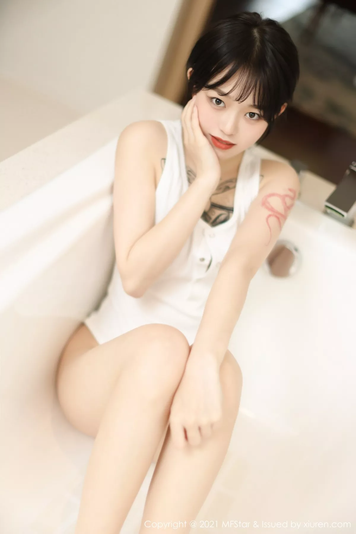 MFStar 模范学院 Vol.496 浴室浴缸妩媚 奶瓶子 丽江旅拍写真