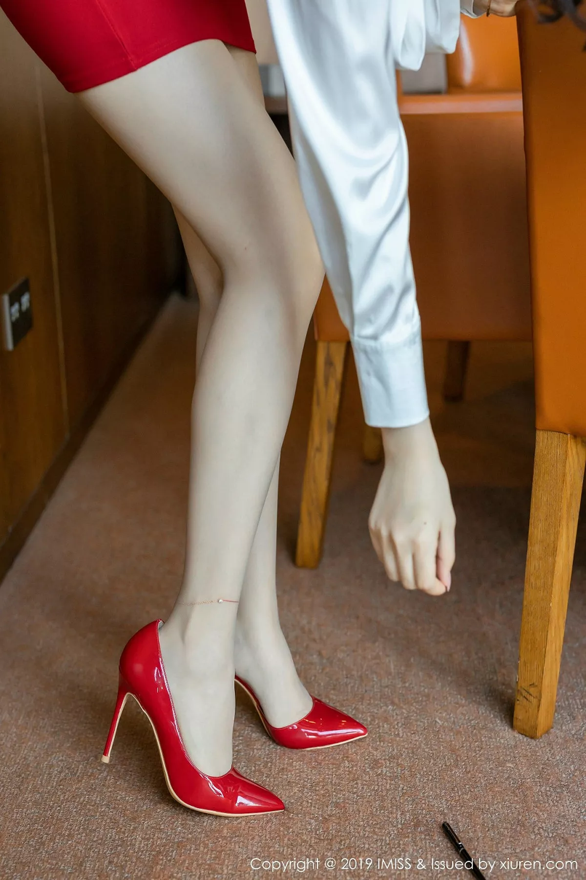 IMiss 爱蜜社 Vol.413 红裙OL制服 芝芝丝袜美腿写真